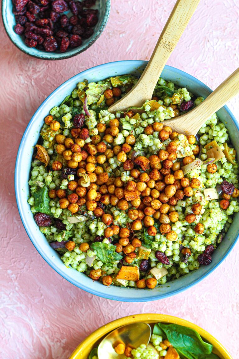 parel couscous salade met geroosterde kikkererwten en groene pesto