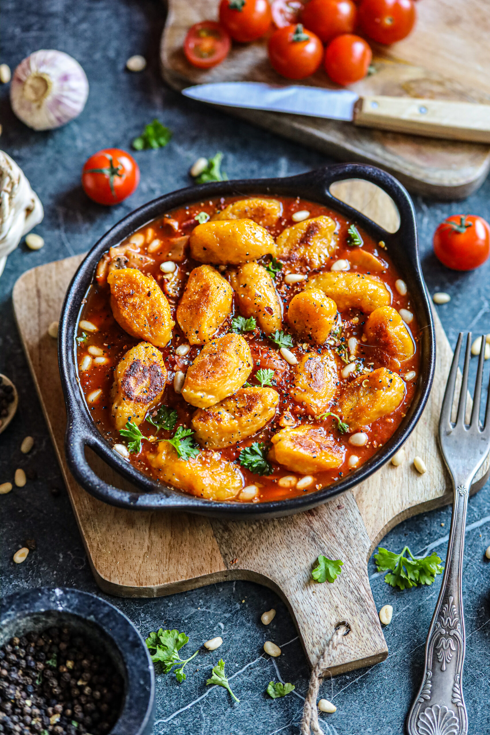 Zoete aardappel gnocchi in paprikatomatensaus recept Lenna Omrani