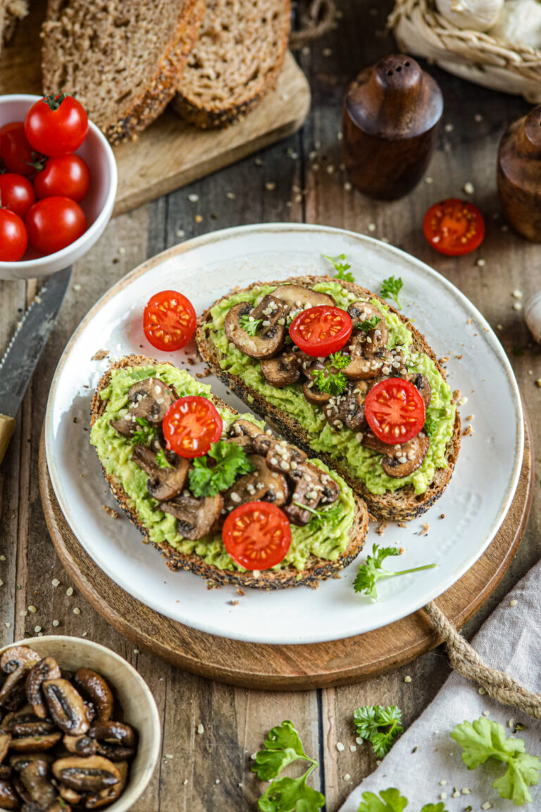 avocado toast met champignons