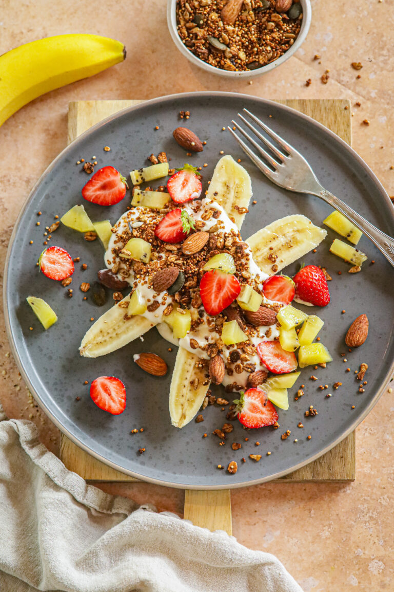 Bananensplit met yoghurt, granola en warme bessen